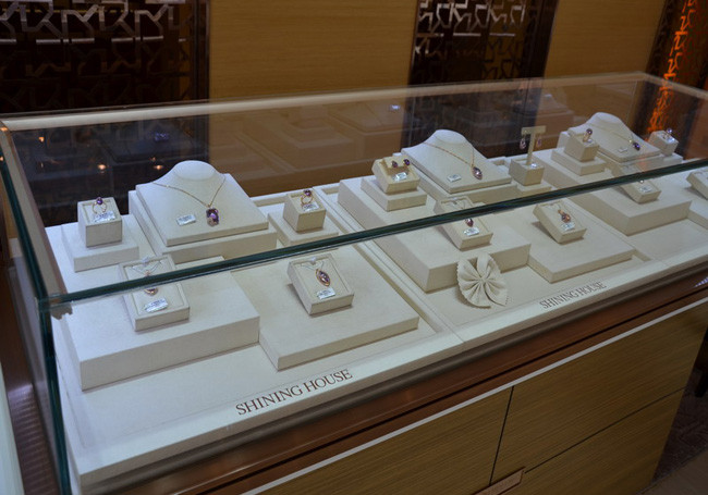 珠寶展示柜實(shí)體店