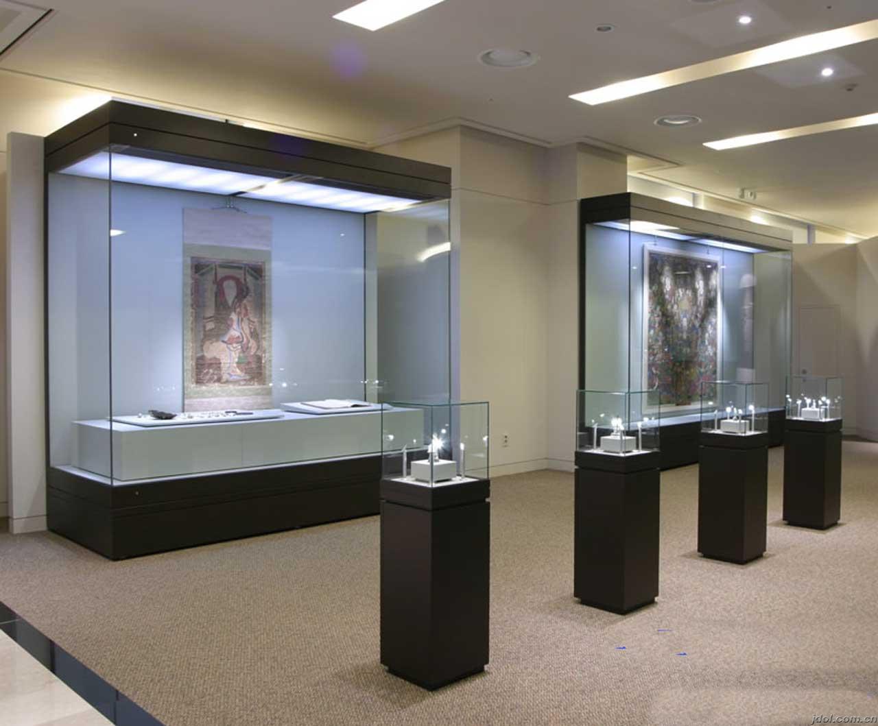 珠寶展示柜實(shí)體店