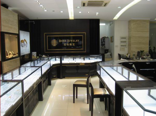珠寶展示柜實(shí)體店